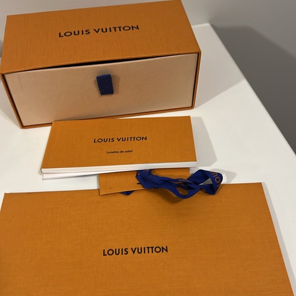 Louis Vuitton Sunglass case - Picture 2 of 4